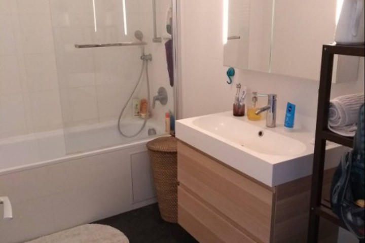Nice top floor apartment, park in front - 6