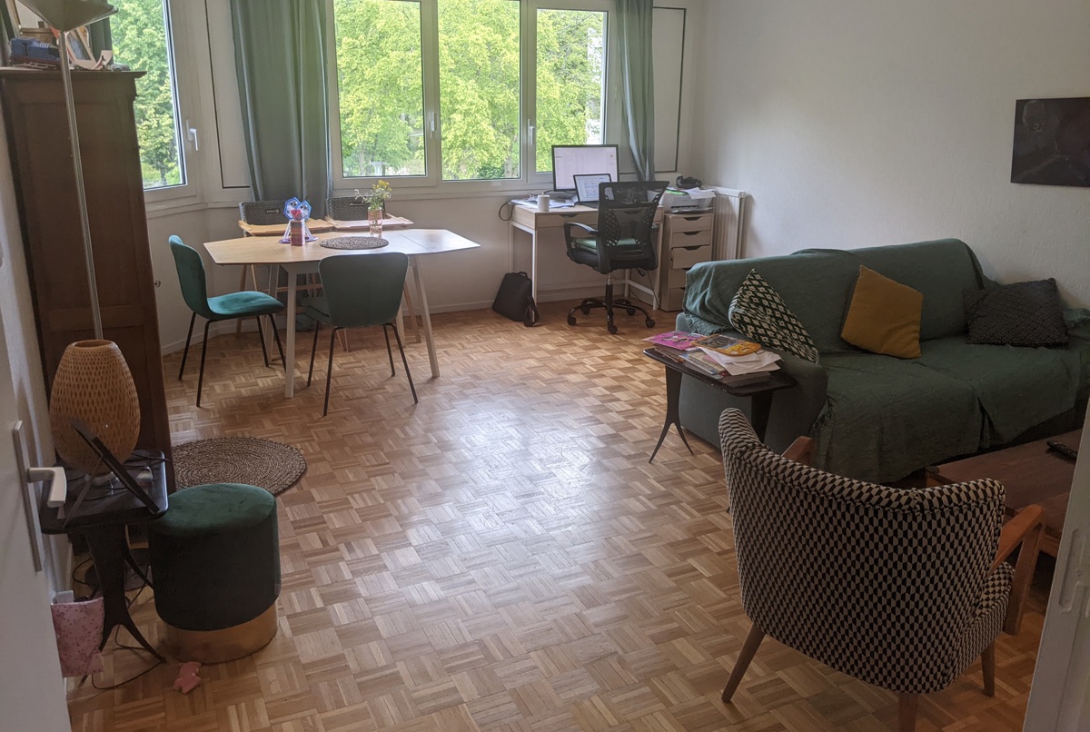 Nice top floor apartment, park in front