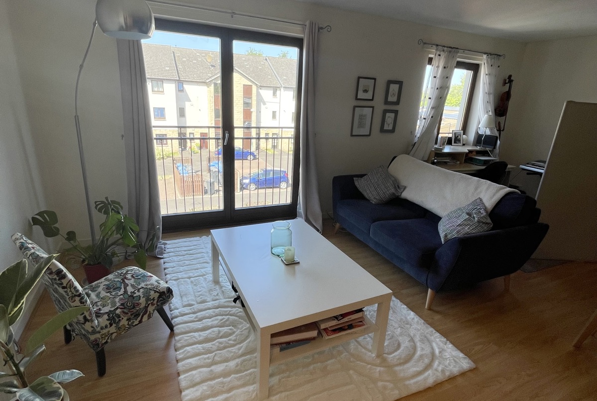Bright and spacious flat in quaint Scottish town