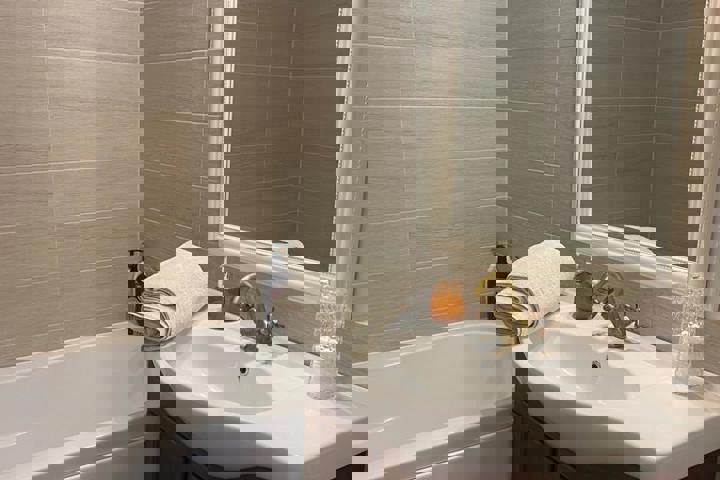 Spacious 2-Bedroom Apartment Near City Center - 4