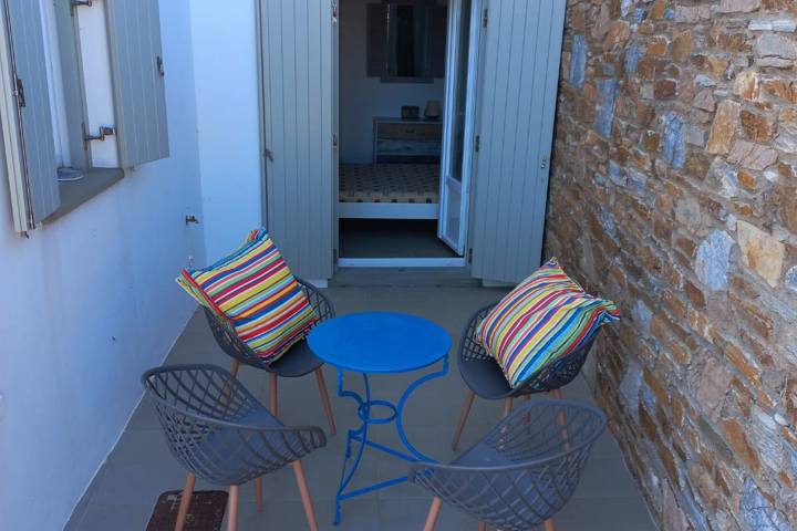 cosy blue and white by the sea - 4