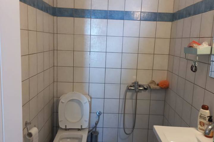 cosy blue and white by the sea - 10