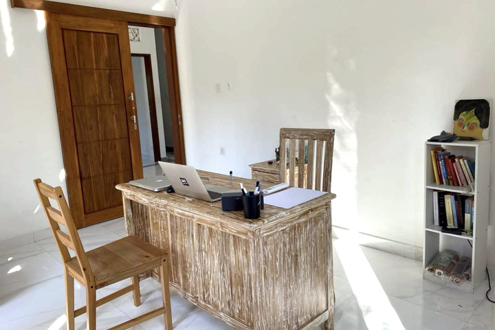 Authentic 3BR House in Peaceful Amed - 6
