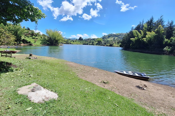 Peaceful Lakefront escape in Guatapé - 11