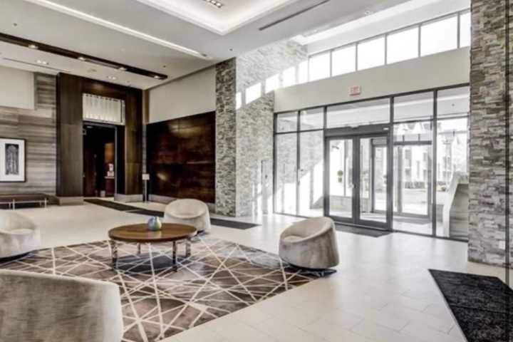 Modern Condo w/amenities - midtown toronto - 3