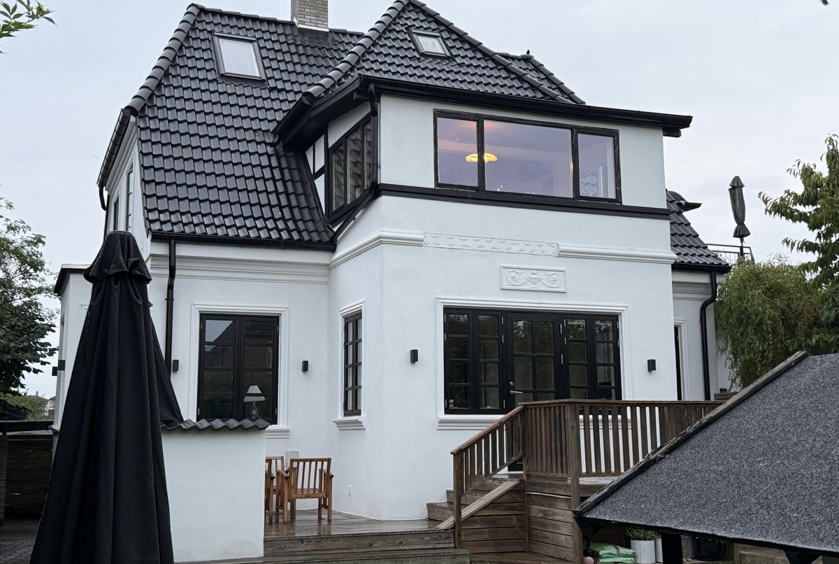 Artist’s Family Home in Valby – Quiet, Central