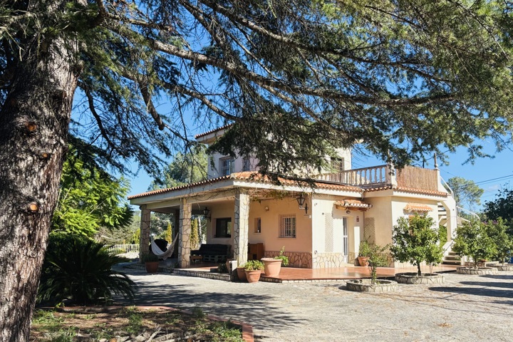 Unique house with botanical garden, pool and views - 2