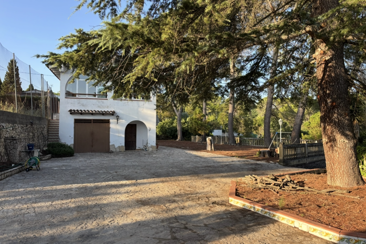 Unique house with botanical garden, pool and views - 18