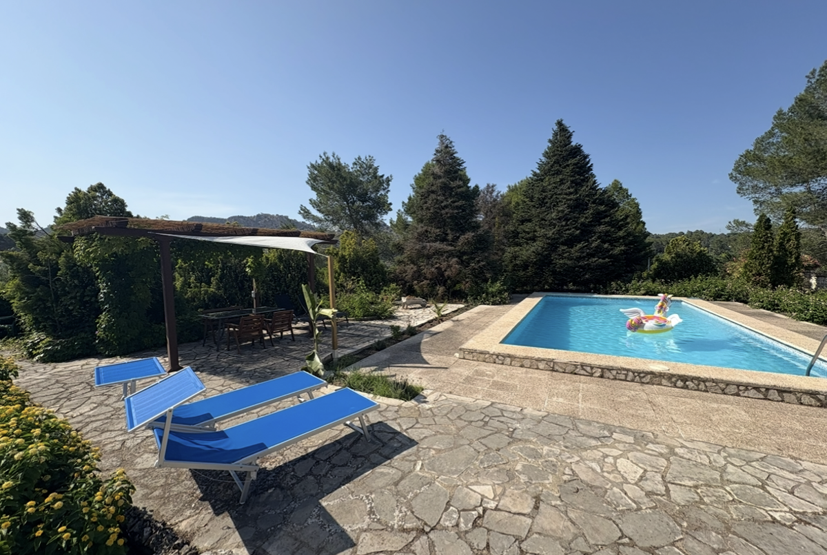 Unique house with botanical garden, pool and views