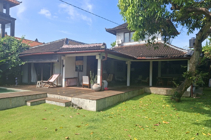 Typical Balinese villa with garden & swimming pool - 1