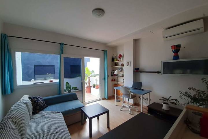 Beachside, top-floor apartment with terrace - 2