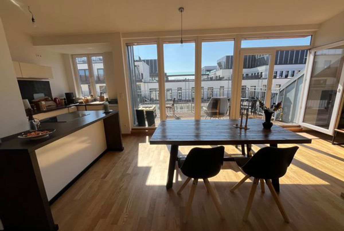Spacious room in amazing apartment in central Ber