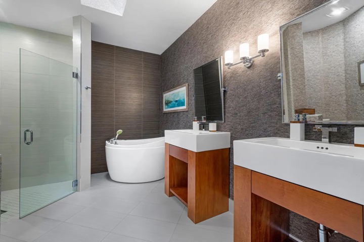 Beautiful 3 Bedroom pool Home - 3