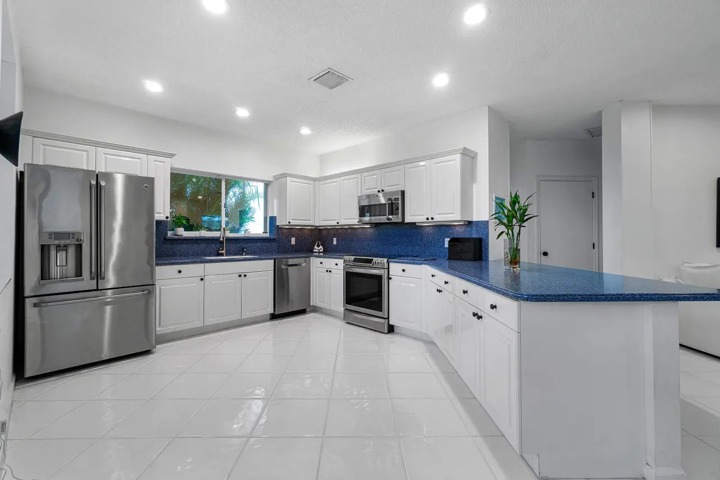 Beautiful 3 Bedroom pool Home - 2