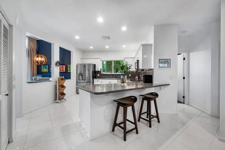 Beautiful 3 Bedroom pool Home - 1