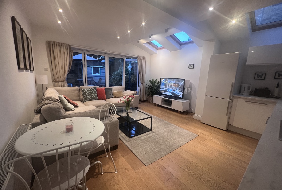 Charming 2 bedroom garden flat in West London