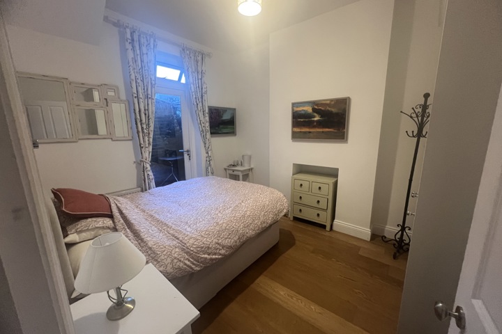 Charming 2 bedroom garden flat in West London - 6