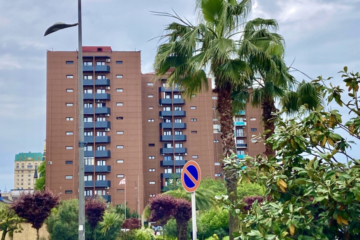 Fully furnished Seafront city apartment. - 1