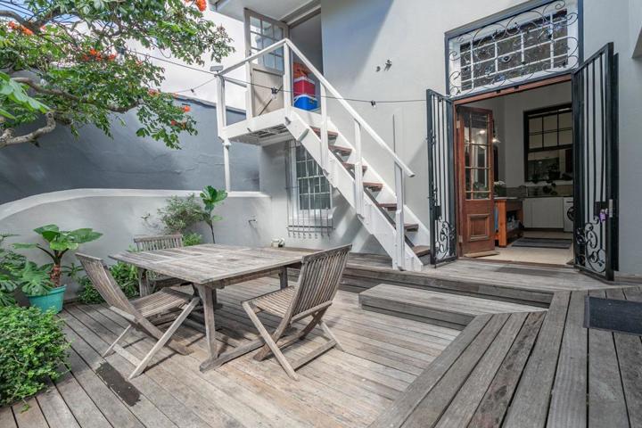 Stylish Two-Bedroom Stay in the Heart of Cape Town - 3