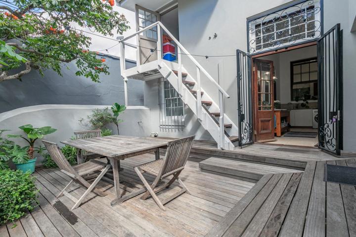 Stylish Two-Bedroom Stay in the Heart of Cape Town - 4