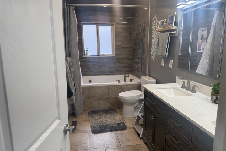 Mountain getaway with beautiful deck and backyard - 3