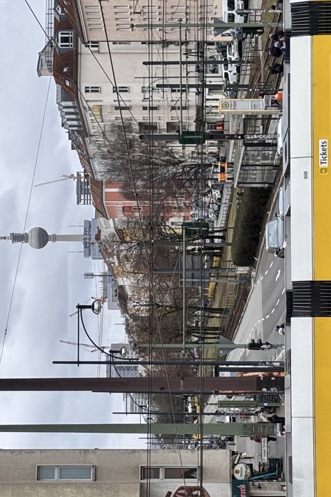 Bright Prenzlauer Berg Apartment with Workspaces - 4