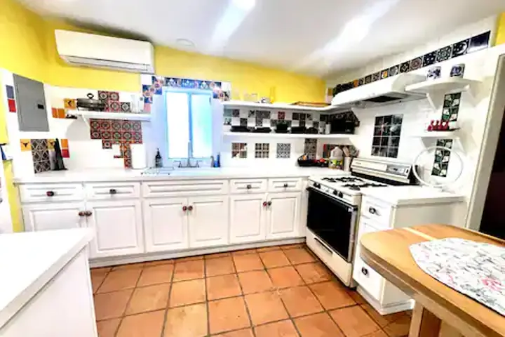 Charming Artsy Retreat w Garden by Park/Shop/Retsr - 8