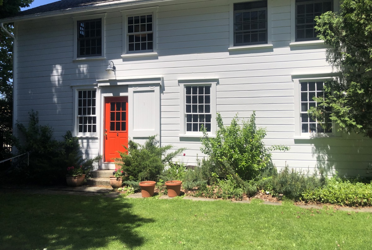 light-filled vaulted ceiling 2 rooms upstairs barn