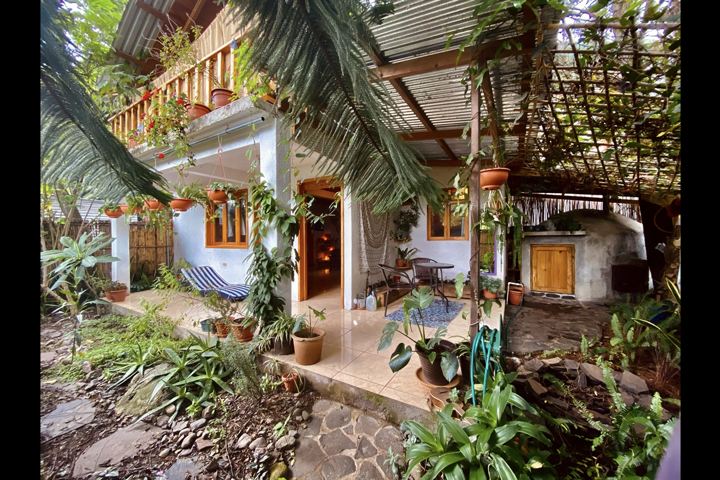 Dreamy Volcano Lake Cottage Retreat - 1