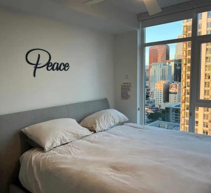 Los Angeles, CA, USA 2 beds · 1 workspace · 383 Mbps WiFi
