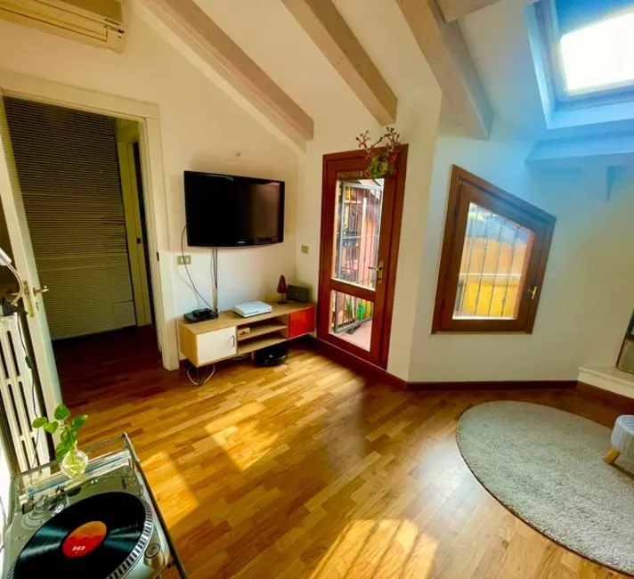 Milan, Italy 1 bed · 1 workspace · 730 Mbps WiFi
